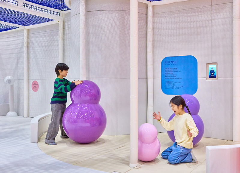 마음이 궁금해 전시실에서 즐거운 마음