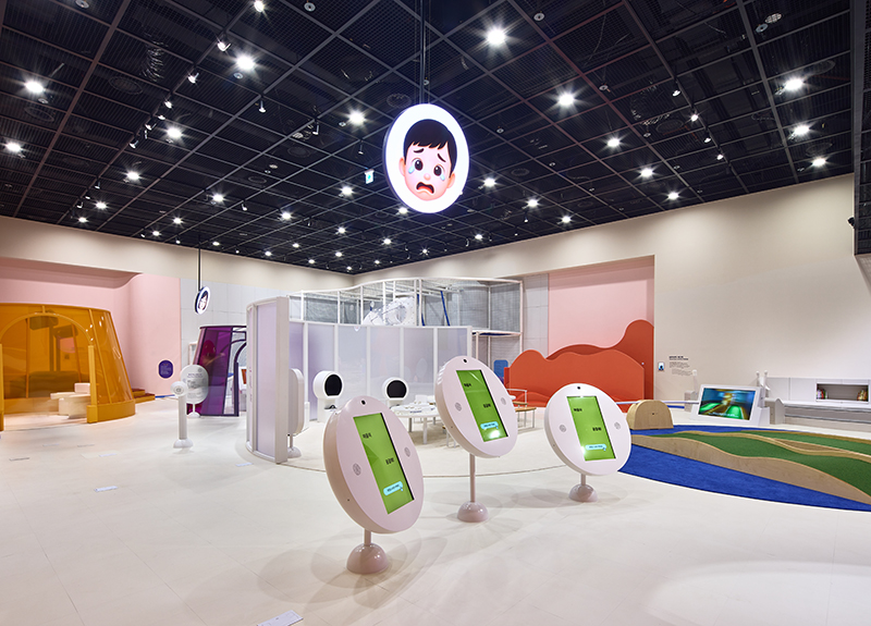 마음이궁금해 전시실 전체 풍경 사진 중 표정을 나타내는 전시물을 중점으로 찍은 풍경 사진