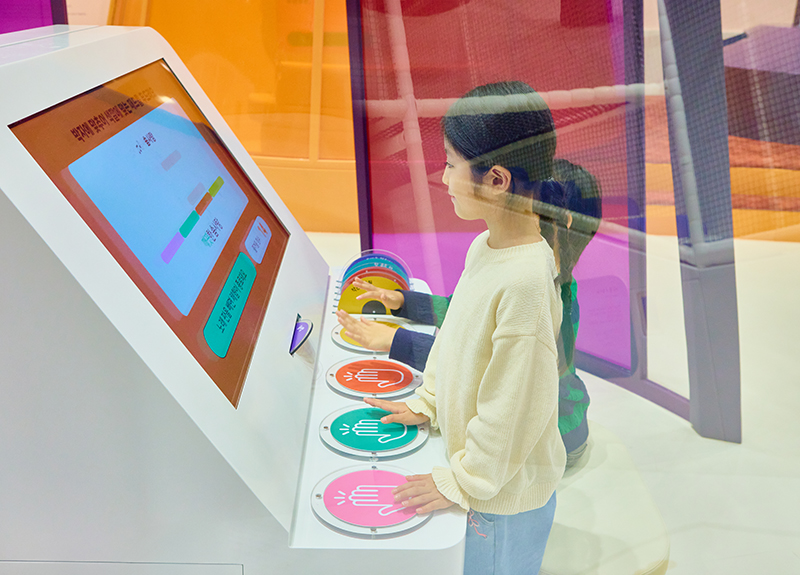 마음이 궁금해 전시실에서 얼굴표정 사진찍기 전시물을 체험하는 어린이들 사진