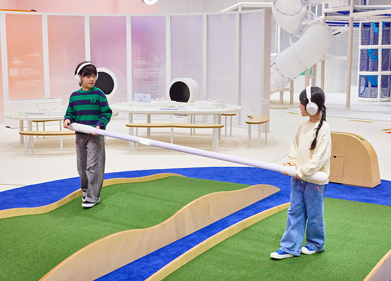 마음이 궁금해 전시실에서 헤드폰을 끼고 아슬아슬