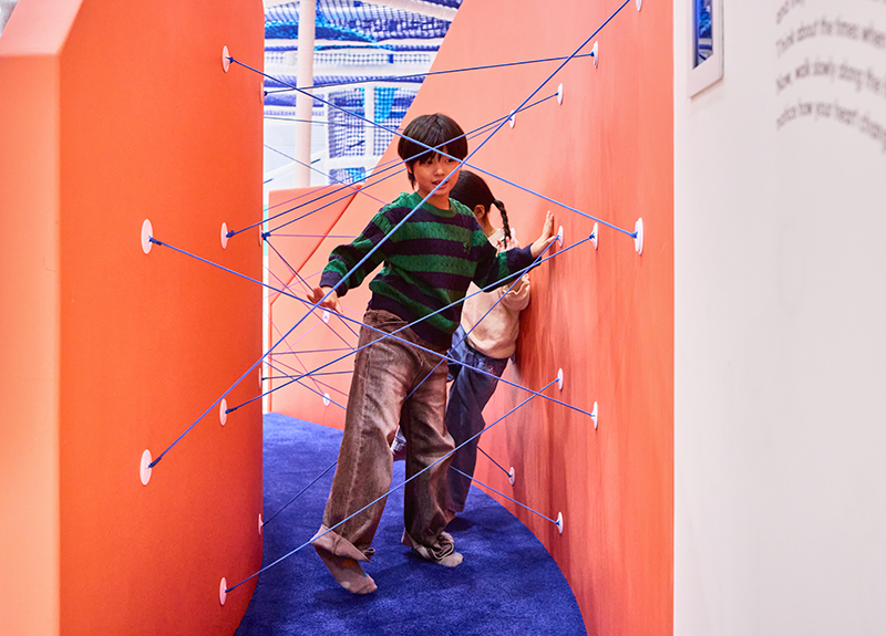 신나는 리듬 전시물을 체험하는 어린이들 사진