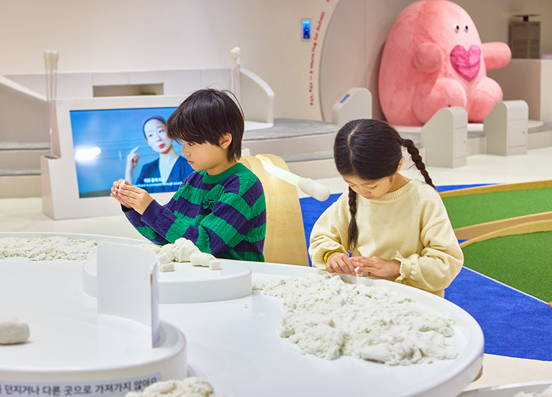 마음이 궁금해 전시실에서 점토만들기 전시물을 체험하는 어린이들 사진