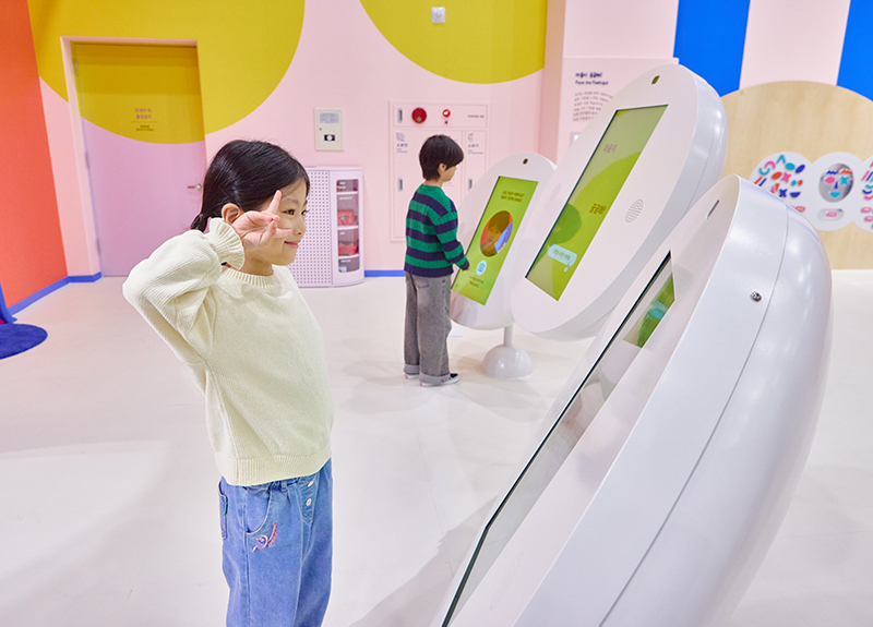 함께하면 두렵지 않아요 전시물을 체험하는 어린이들 사진