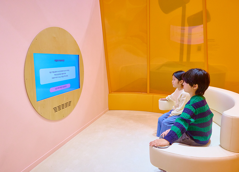 마음이궁금해 전시실에서 도란도란 마음 이야기 전시물을 체험하는 어린이들 사진